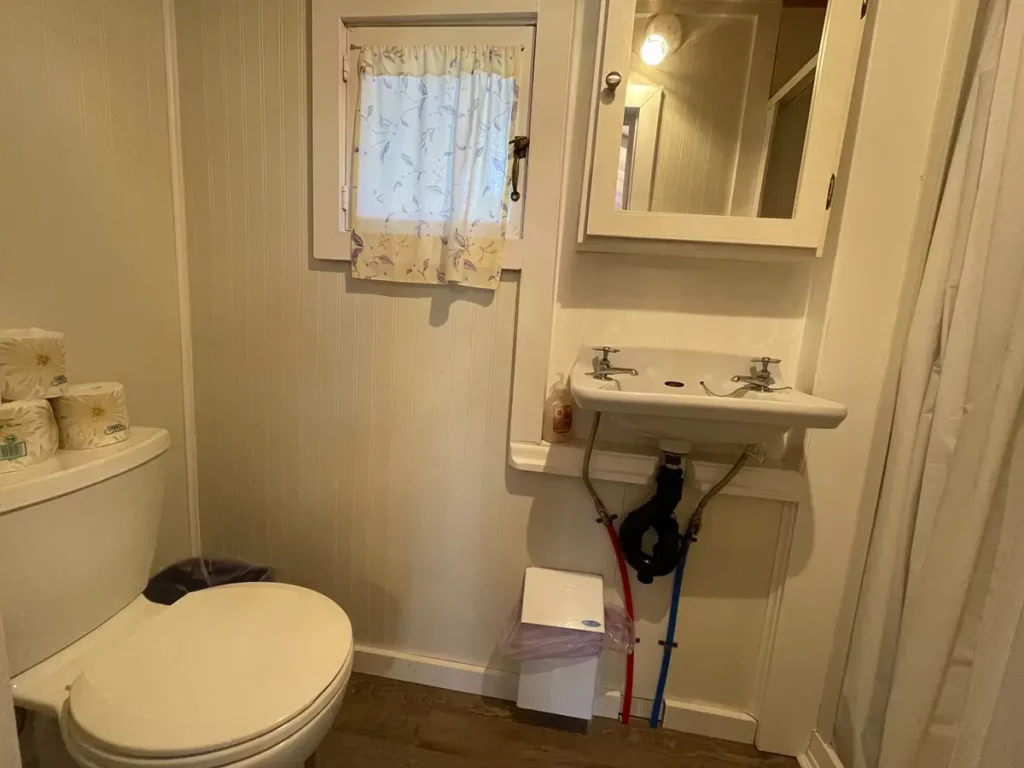 Bobcaygeon Cottage 1 Constellation bathroom