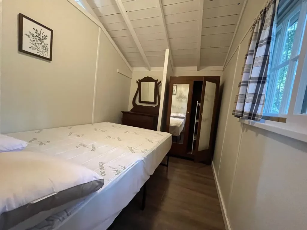 Bobcaygeon Cottage 1 Constellation bedroom 3