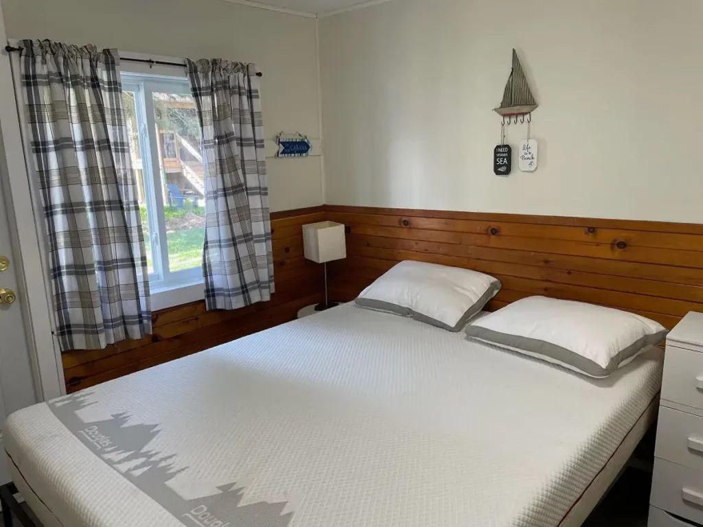 Bobcaygeon Cottage 2 Century bedroom