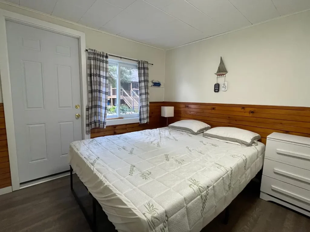Bobcaygeon Cottage 2 Century bedroom 2