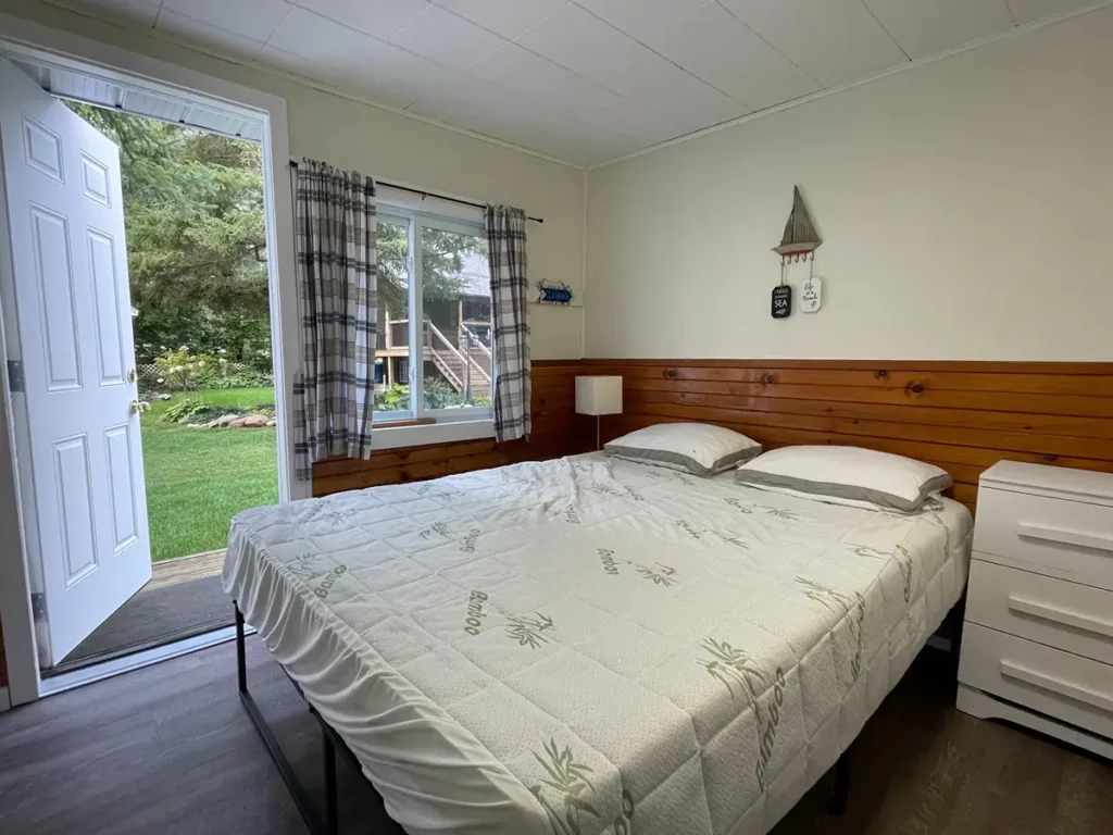 Bobcaygeon Cottage 2 Century bedroom 3