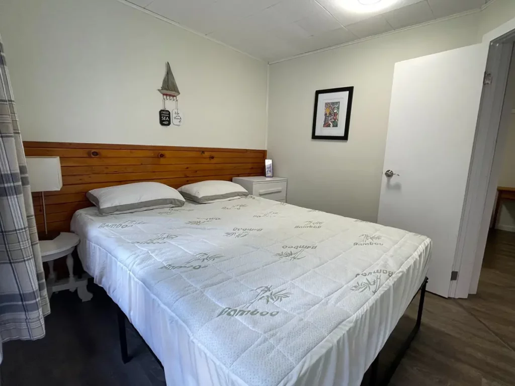 Bobcaygeon Cottage 2 Century bedroom 4