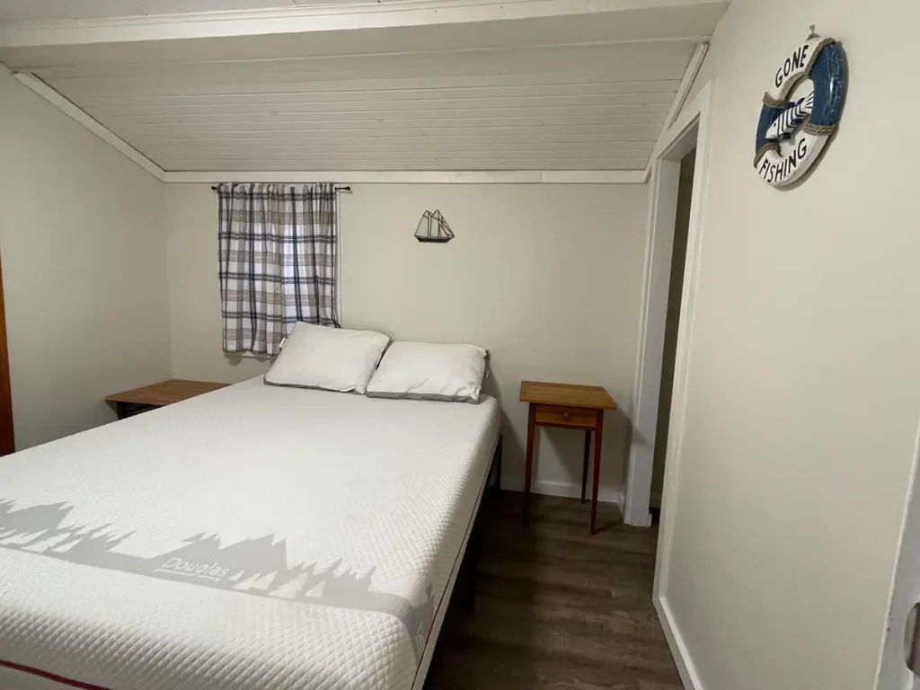 Bobcaygeon Cottage 2 Century bedroom 5