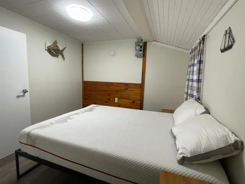 Bobcaygeon Cottage 2 Century bedroom 6