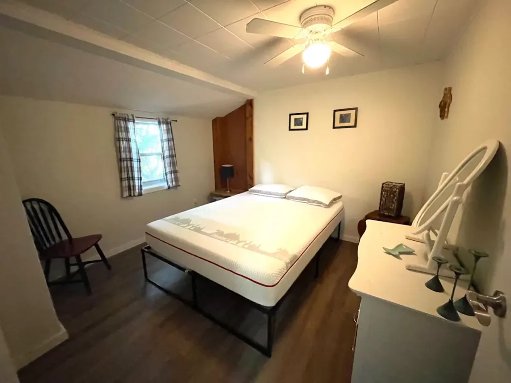 Bobcaygeon Cottage 2 Century bedroom 7