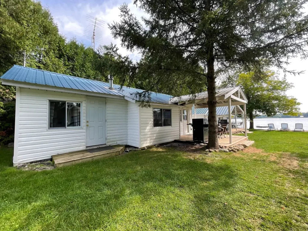 Bobcaygeon Cottage 2 Century exterior