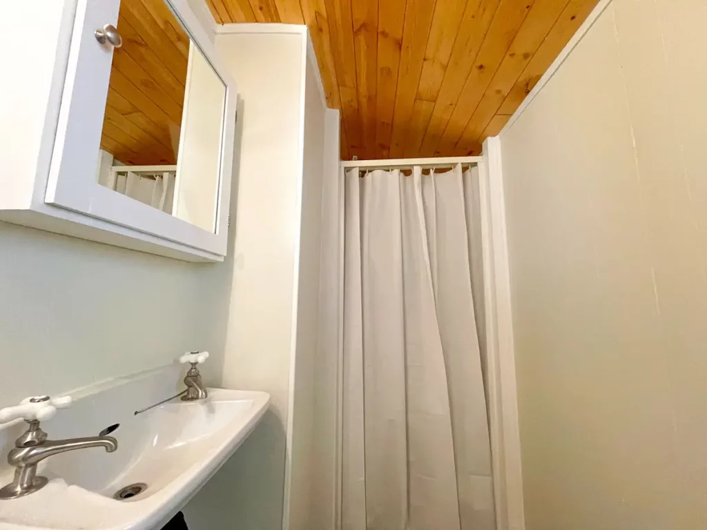 Bobcaygeon Cottage 3 Mission bathroom