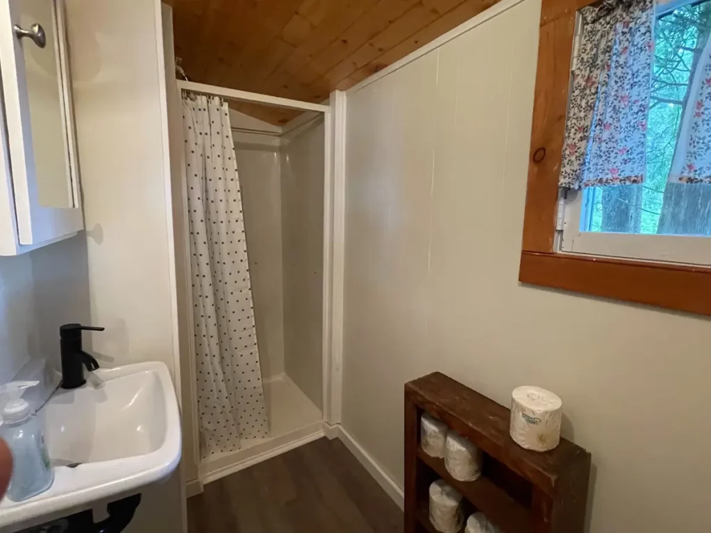 Bobcaygeon Cottage 3 Mission bathroom 2