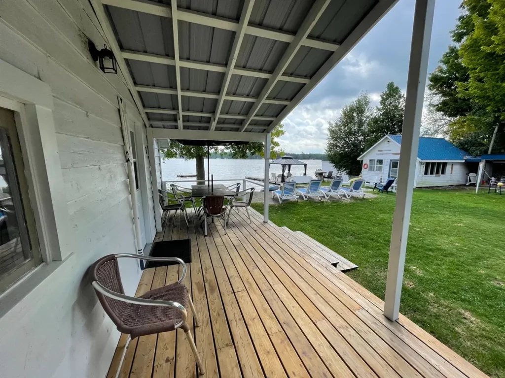 Bobcaygeon Cottage 3 Mission deck