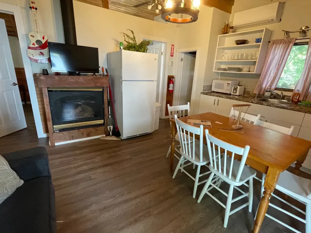 Bobcaygeon Cottage 3 Mission interior 5