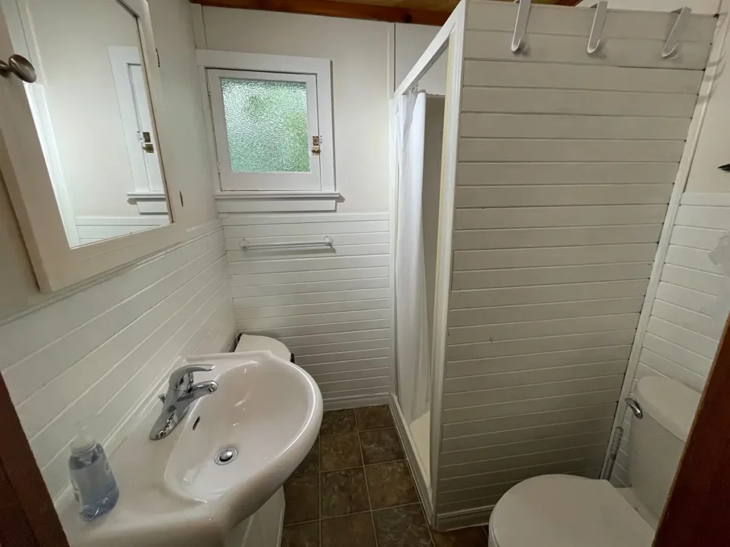 Bobcaygeon Cottage 4 Grace bathroom restroom washroom