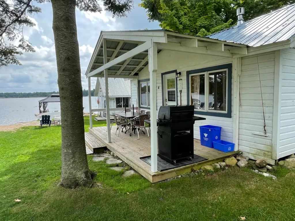 Bobcaygeon Cottage 4 Grace exterior waterfront lake view