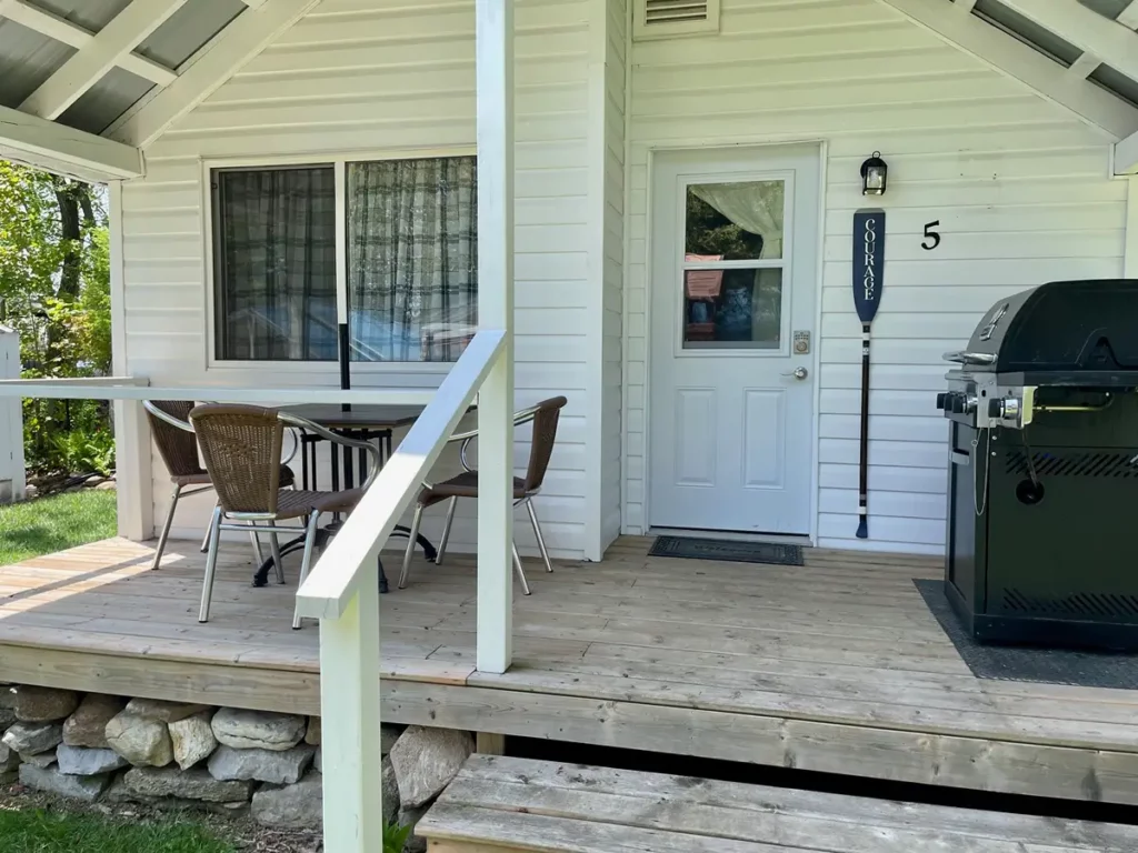 Bobcaygeon Cottage 5 Courage exterior