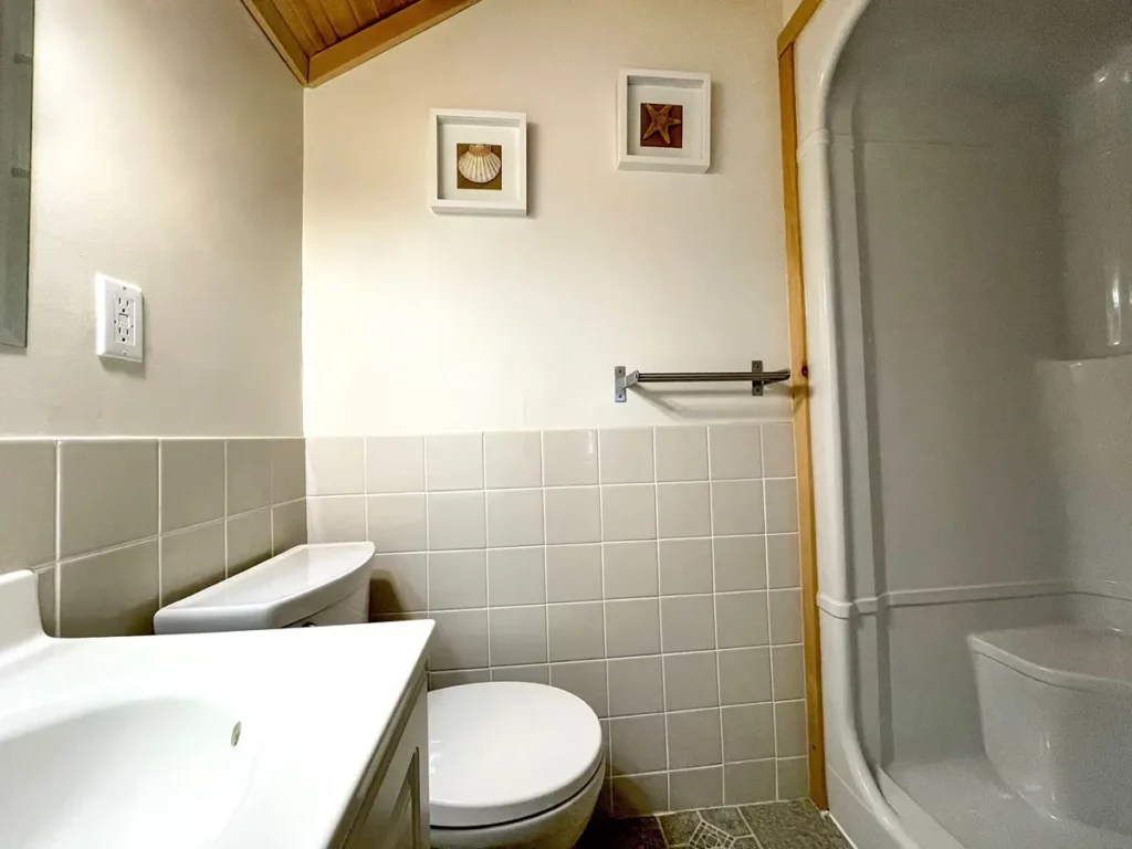 Bobcaygeon Cottage 5 Courage washroom bathroom restroom