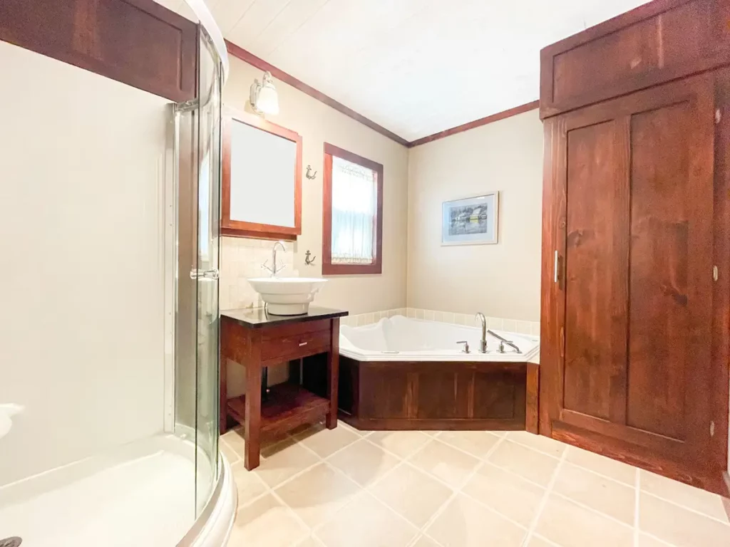 bobcaygeon resort executive cottage 4bed 2bath house bathroom