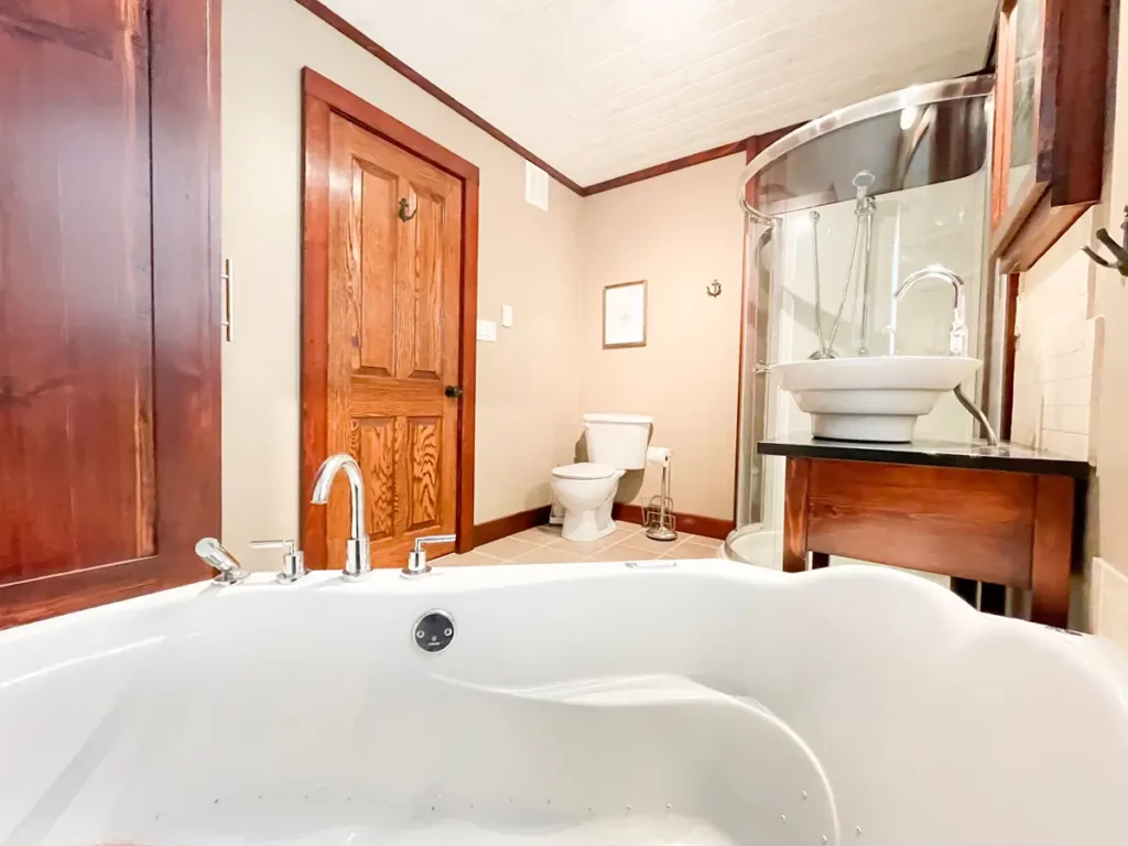 bobcaygeon resort executive cottage 4bed 2bath house bathroom 2