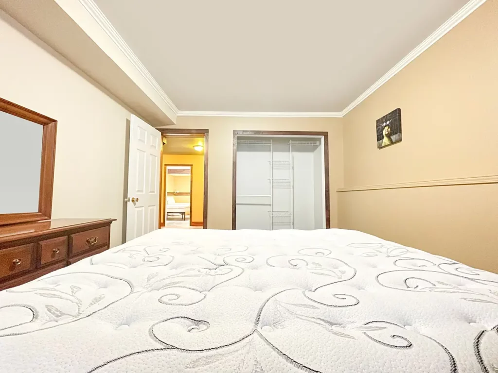 bobcaygeon resort executive cottage 4bed 2bath house bedroom 3