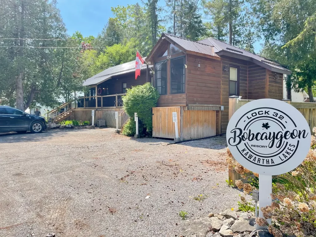 bobcaygeon resort executive cottage 4bed 2bath house exterior sign