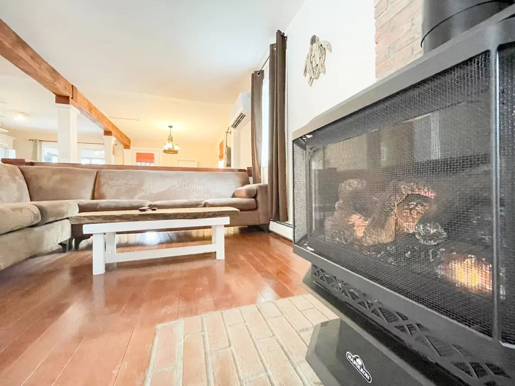 bobcaygeon resort executive cottage 4bed 2bath house family room fireplace