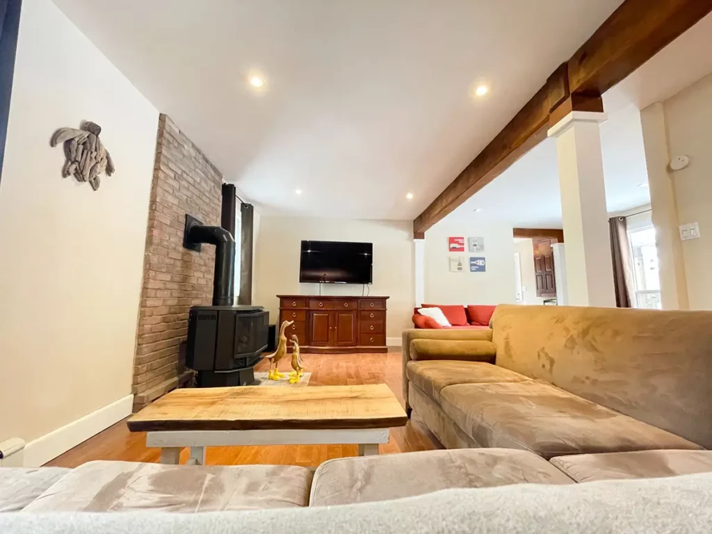 bobcaygeon resort executive cottage 4bed 2bath house interior.1