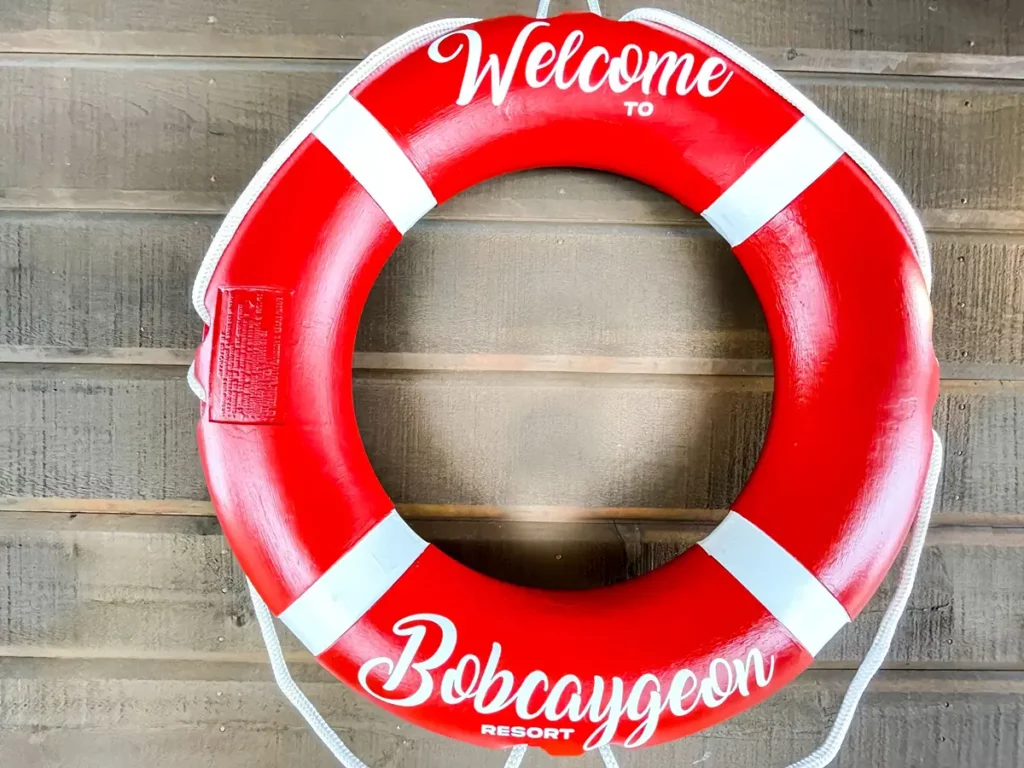bobcaygeon resort executive cottage 4bed 2bath house life preserver sign